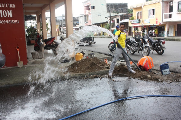 TÉCNICOS DE EMSABA EP REALIZAN LIMPIEZAS EN REDES DE AGUA