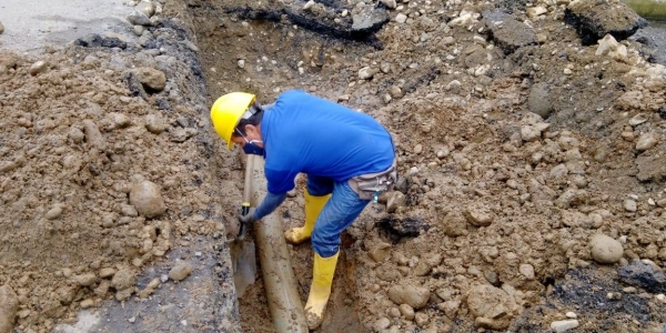 Reparan Fugas de agua en Parroquia La Unión