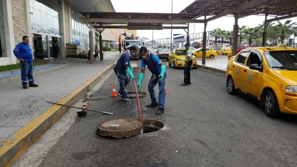 Se ejecutan trabajos en el sistema de alcantarillado del Terminal Terrestre